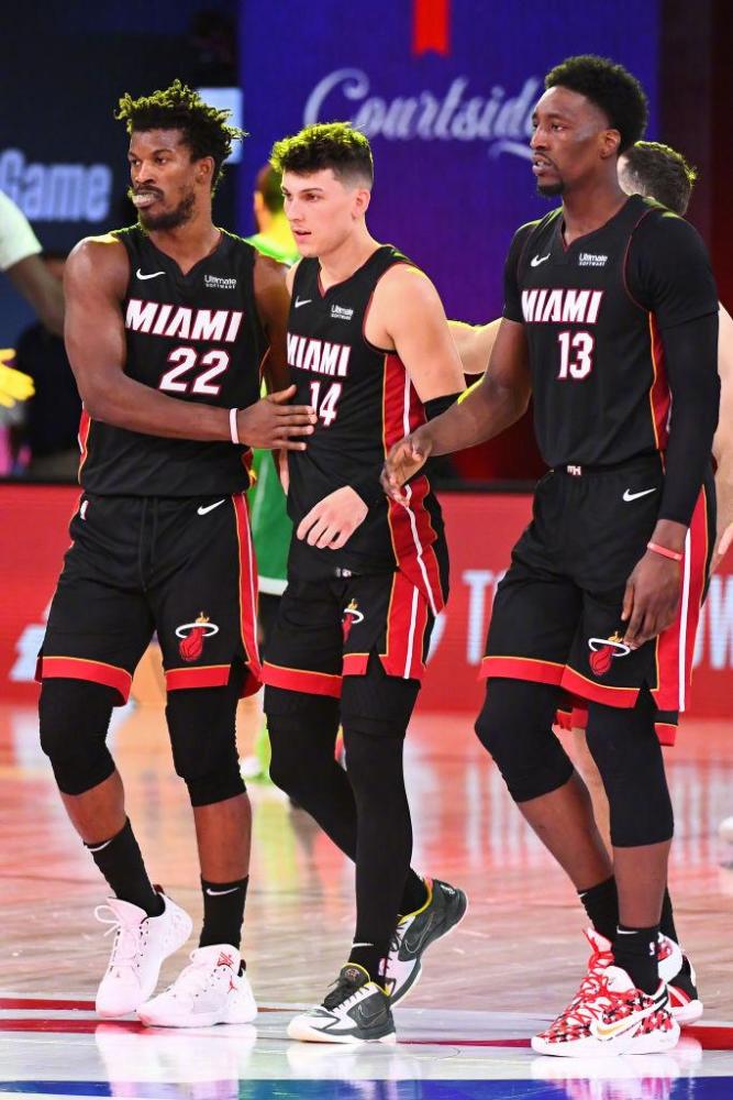 个急停跳投 个急停跳投