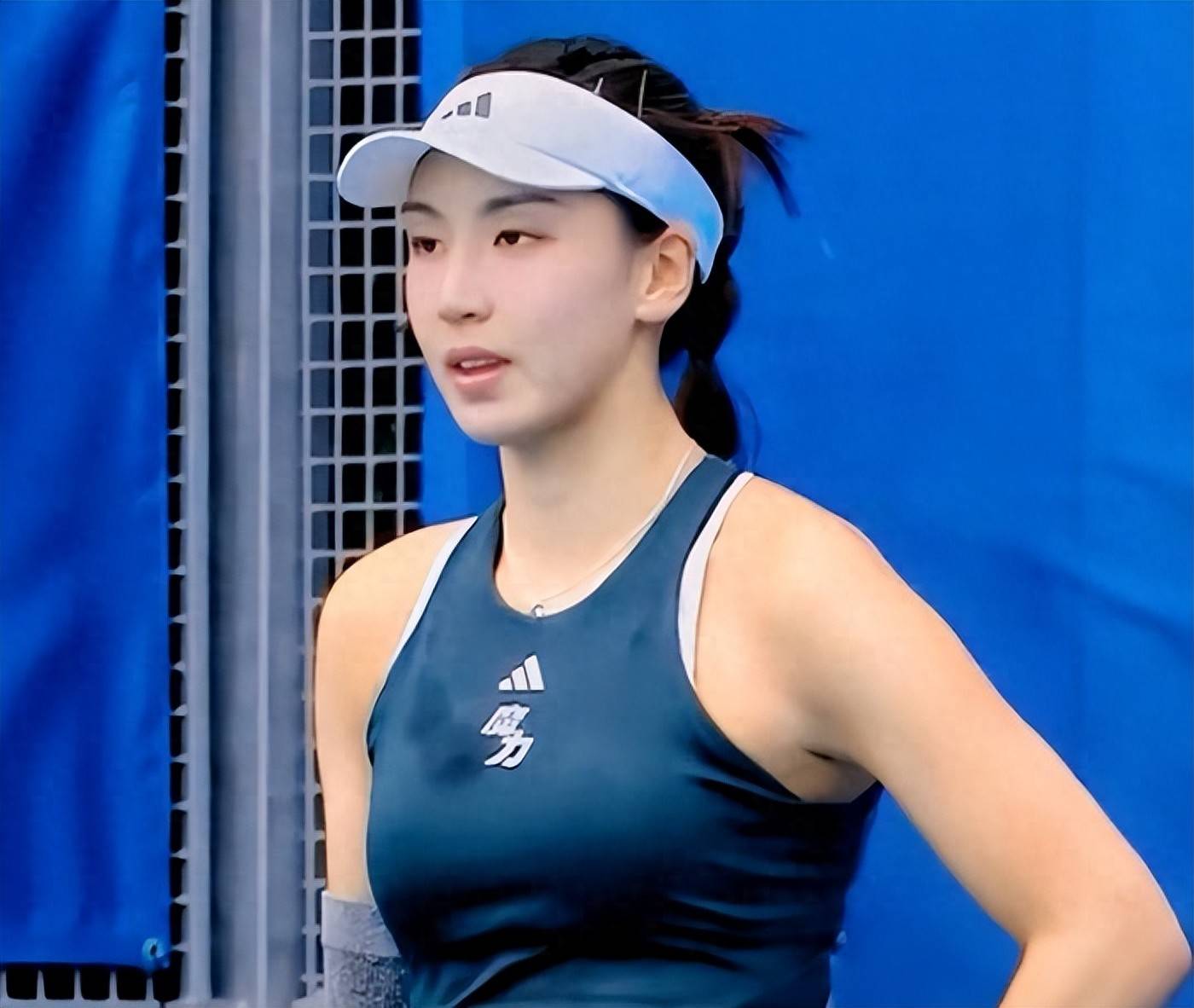 队中的一名 队中的一名