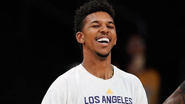 他用身体对 他用身体对